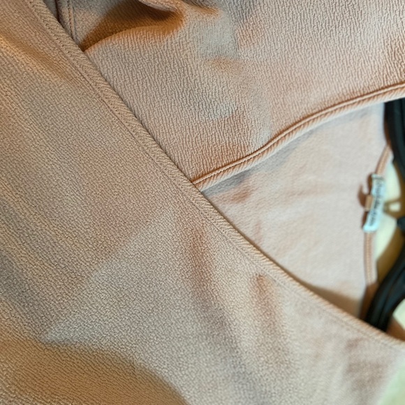 a creme cropped shirt - Picture 3 of 3